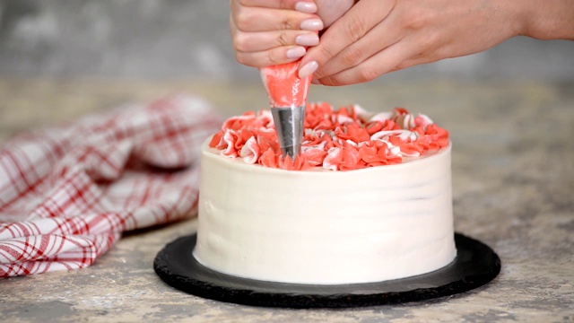 厨师用奶油装饰蛋糕。视频素材