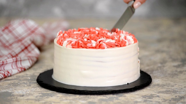 刀切下一块美味的粉红色奶油樱桃蛋糕。视频素材