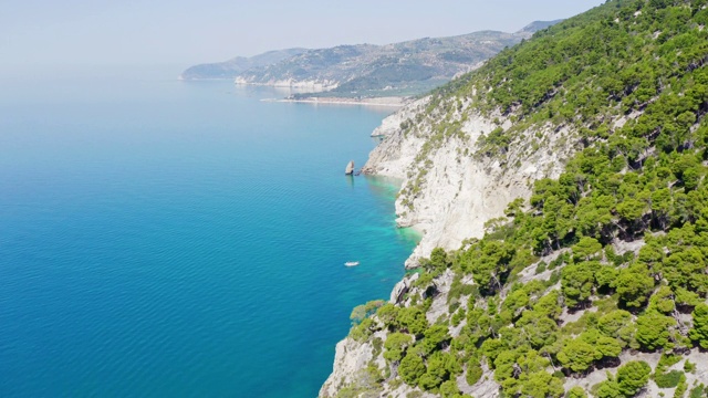 WS鸟瞰图阳光悬崖和绿松石海，加尔加诺国家公园，意大利视频素材