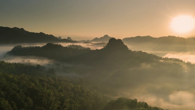 鸟瞰图的雾滚过流动在泰国北部的雨林山，Hyper lapse视频下载
