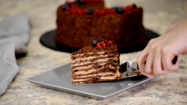 法国巧克力拿破仑蛋糕松饼与浆果在盘子上特写。视频素材