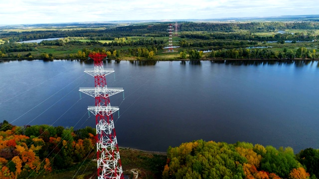 秋色映衬着输电铁塔的景观视频素材