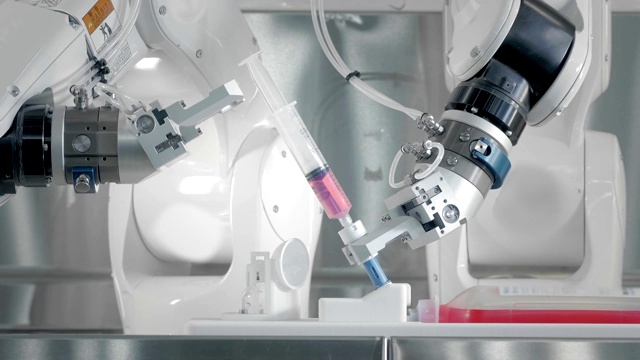 机器人手臂注射化疗药物。两个操纵器将药物注入注射器。医学新技术，创新。远程治疗癌症患者和感染者。视频素材