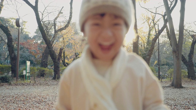 日落时分，亚洲小男孩在公园里跑步。视频下载