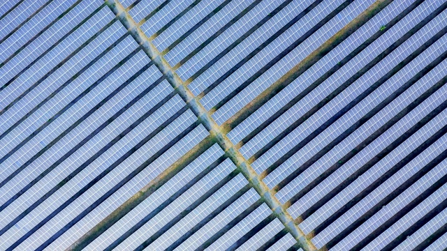 太阳能电池板鸟瞰图视频素材