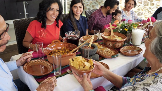 多代拉丁美洲家庭在夏天一起吃家庭午餐视频下载