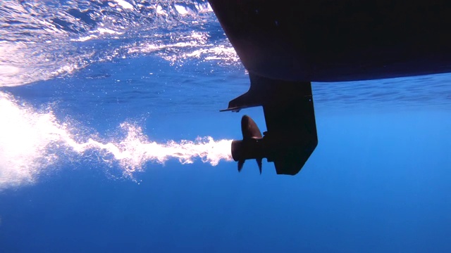 水下拍摄的船螺旋桨发动机旋转。视频素材