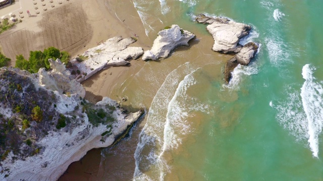 WS鸟瞰图阳光明媚的海景和海滩，维斯特，意大利视频素材