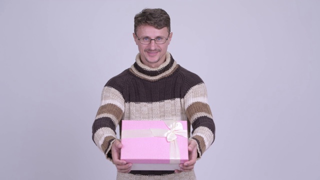 快乐的大胡子男人拿着礼物盒准备过冬视频下载