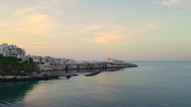 风景优美的宁静的海景和沿海城镇在日落，维斯特，意大利视频素材