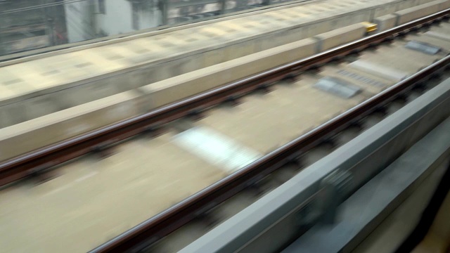 电动火车轨道从加速列车的窗口视频下载