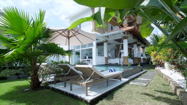内部和游泳池的别墅度假酒店在异国情调的热带巴厘岛，印度尼西亚。视频下载