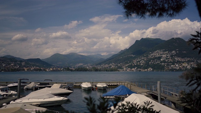 卢加诺湖的全景，山脉和城市卢加诺，提契诺坎顿，瑞士。风景优美的瑞士小镇，拥有豪华别墅。是南欧著名的旅游胜地视频下载