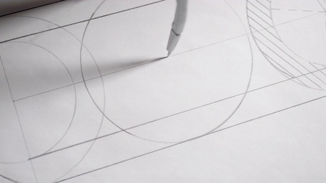 特写构造师在白纸上用圆规画圆视频素材