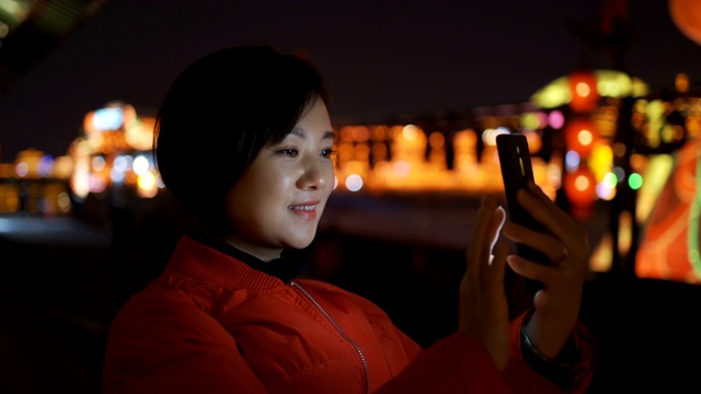 女人的手使用智能手机与城市景观视频素材