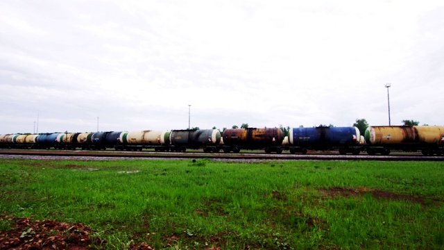 阴天下，铁路上装有油品储罐的火车视频下载
