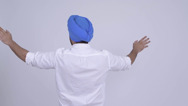 后视图年轻的印度锡克教男子与头巾导演视频下载