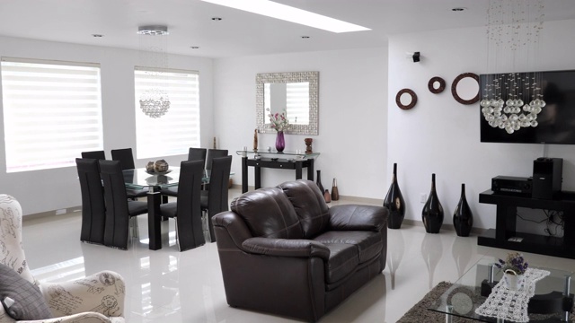 豪华的房子，明亮的客厅-财产在拉丁美洲视频下载