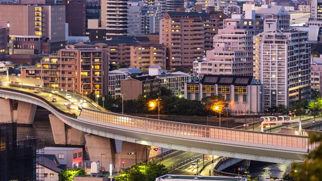 在日本南部九州福冈市，延时福冈塔日落与市中心城市景观视频素材