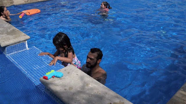 父亲和孩子们在游泳池里视频下载