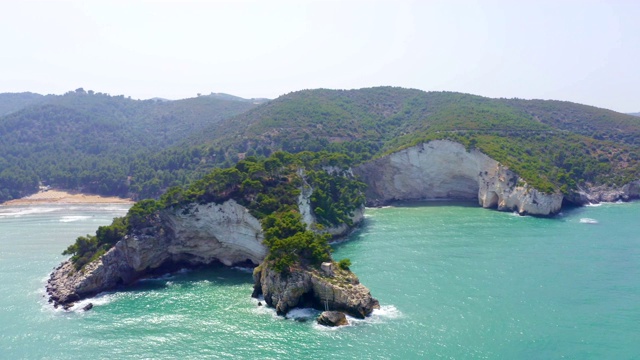 意大利加尔加诺国家公园，田园诗般的绿松石海上的拱形岩层视频素材