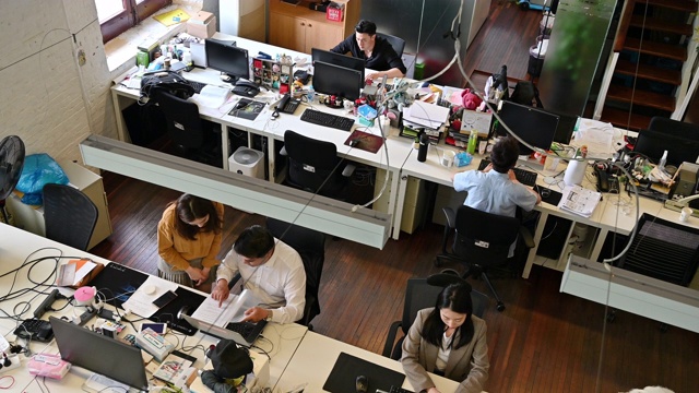 中国小型企业办公室的俯视图视频下载