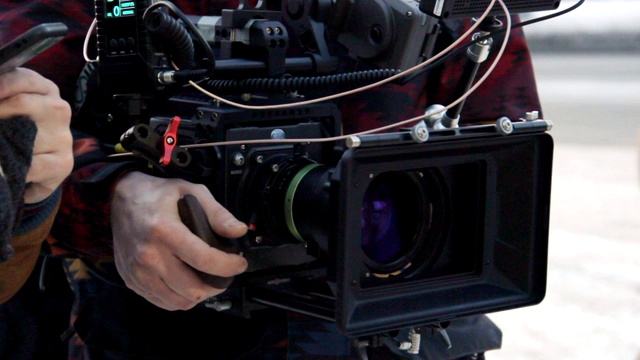 摄影师手持拍摄设备在设置近距离观看视频下载