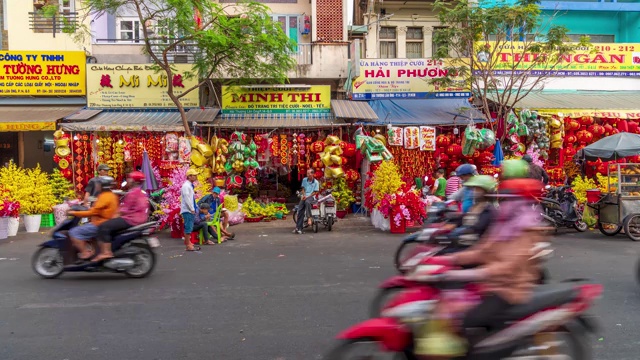 越南胡志明市- 05区海通兰昂街平泰市场最大的越南农历新年装饰品店。视频下载