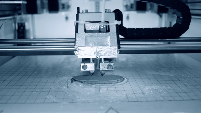 3D打印机从塑料打印物体。视频素材