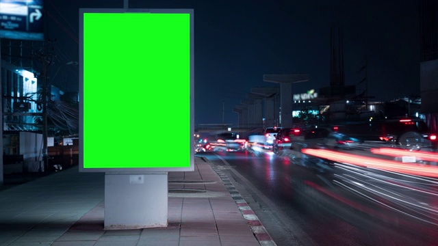 在交通繁忙的夜晚，街道上的延时广告广告牌视频下载