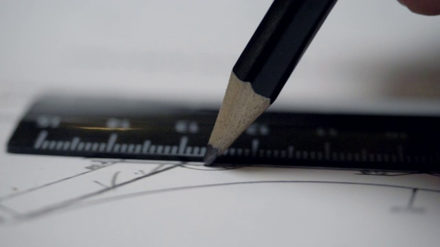 近视图铅笔沿着黑色尺子移动到抽屉手指视频素材