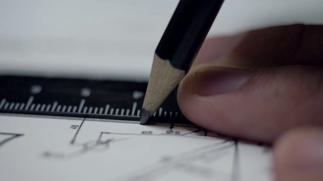 特写设计师在绘图上用铅笔线连接点视频素材