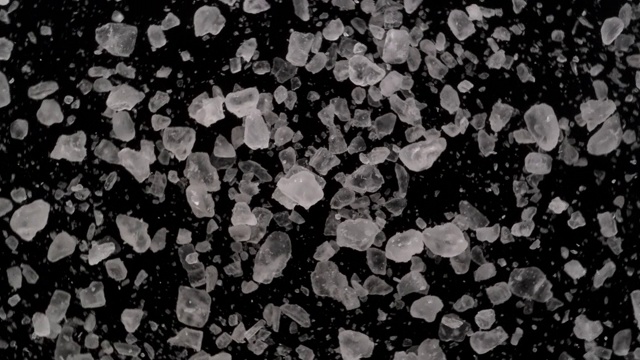 在黑色的背景下，空气中的盐粒视频素材
