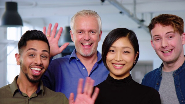 不同种族的商业同事们一起挥手微笑视频素材