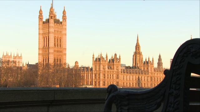 议会大厦的外部镜头，前景是一条长凳视频素材