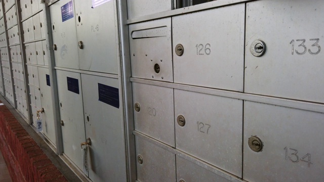 白人男性的手打开银行邮局的锁箱门。视频素材