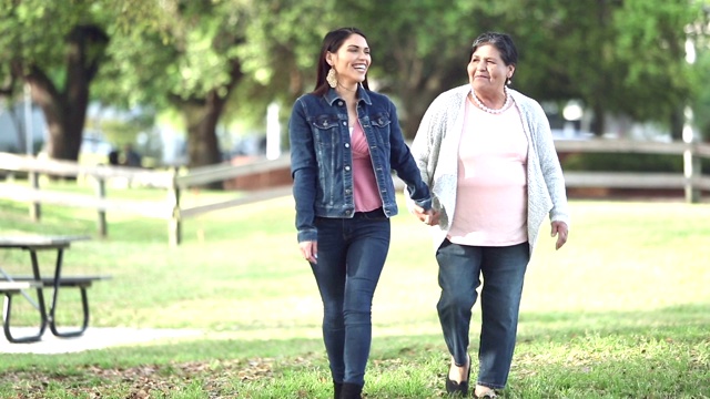 西班牙老妇，成年女儿在公园散步视频素材