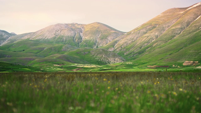 风景如画的绿色山谷和山脉，Castelluccio，翁布里亚，意大利视频素材