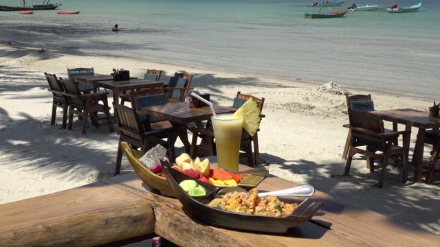 沙滩上的菠萝汁炒饭和水果沙拉视频下载