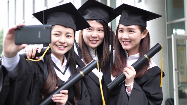 东亚的毕业典礼-妇女穿着毕业礼服和帽子视频下载