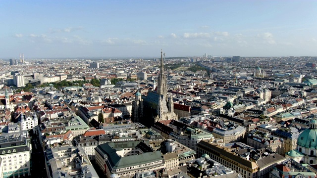 维也纳市中心鸟瞰图。斯蒂芬大教堂/奥地利视频素材