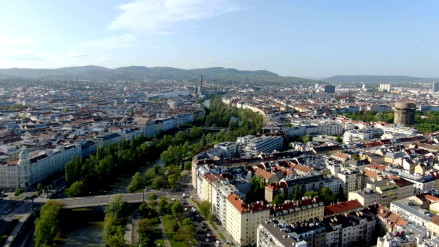 鸟瞰图的维也纳市中心与多瑙卡纳尔视频素材