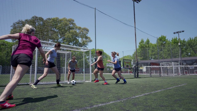 女足球运动员射门得分视频素材