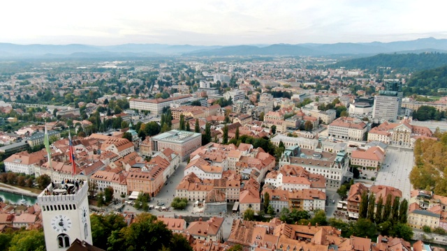 空中的卢布尔雅那城堡，有钟楼和卢布尔雅那市旗/斯洛文尼亚航空视频素材