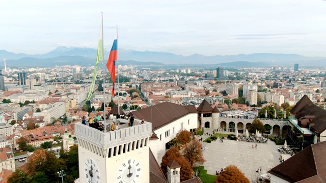 卢布尔雅那城堡，从空中俯瞰斯洛文尼亚首都的历史建筑视频素材