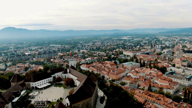 飞越卢布尔雅那城堡，斯洛文尼亚首都最重要的地标之一。空中无人机视频视频素材