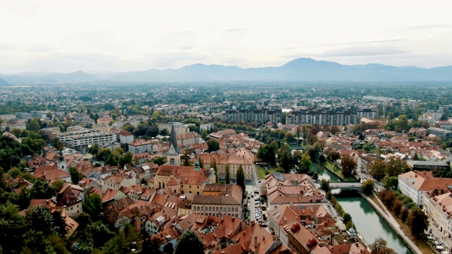 卢布尔雅那，斯洛文尼亚首都。古老的历史小镇和中世纪城堡/航海图视频素材