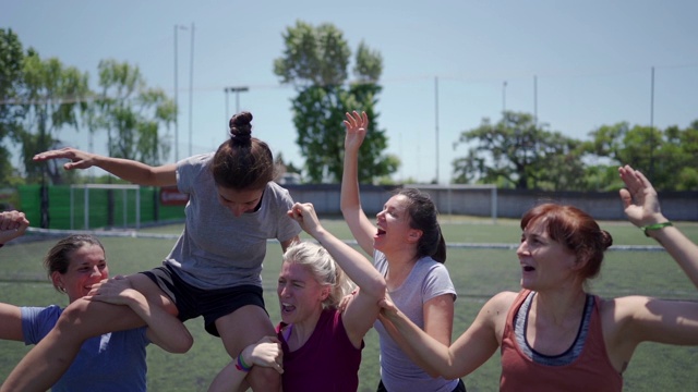 女足球运动员在足球场上庆祝胜利视频素材
