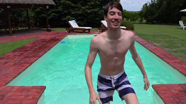 一个年轻人在游泳池里游泳视频下载