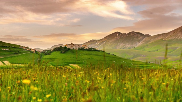 风景秀丽的WS TIME LAPSE，田园诗般的绿色山景，卡斯特卢乔，翁布里亚，意大利视频素材
